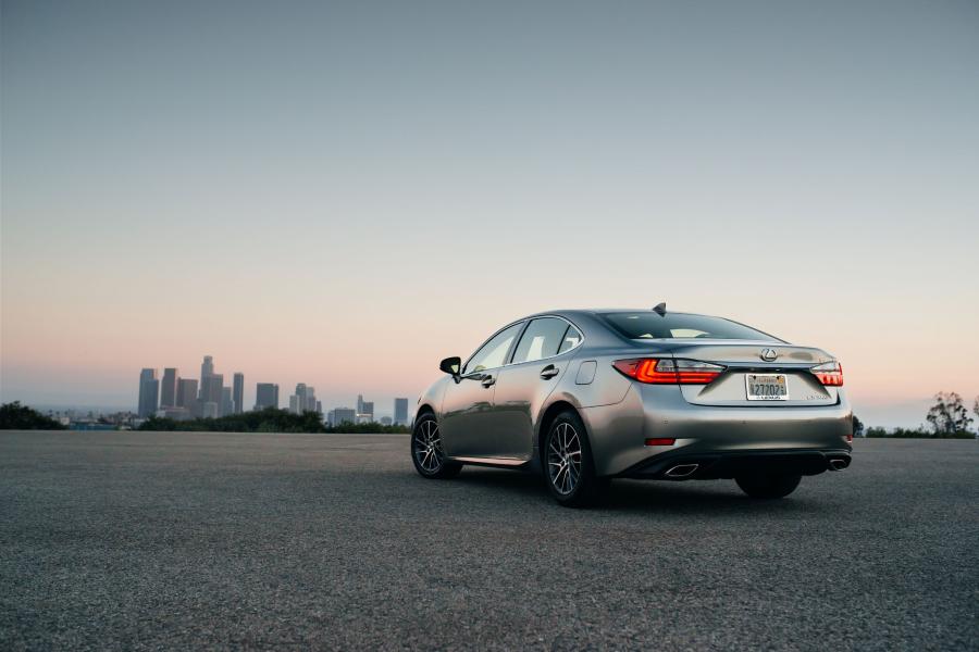  Lexus ES350 2016 года  (фото 2 из 11)